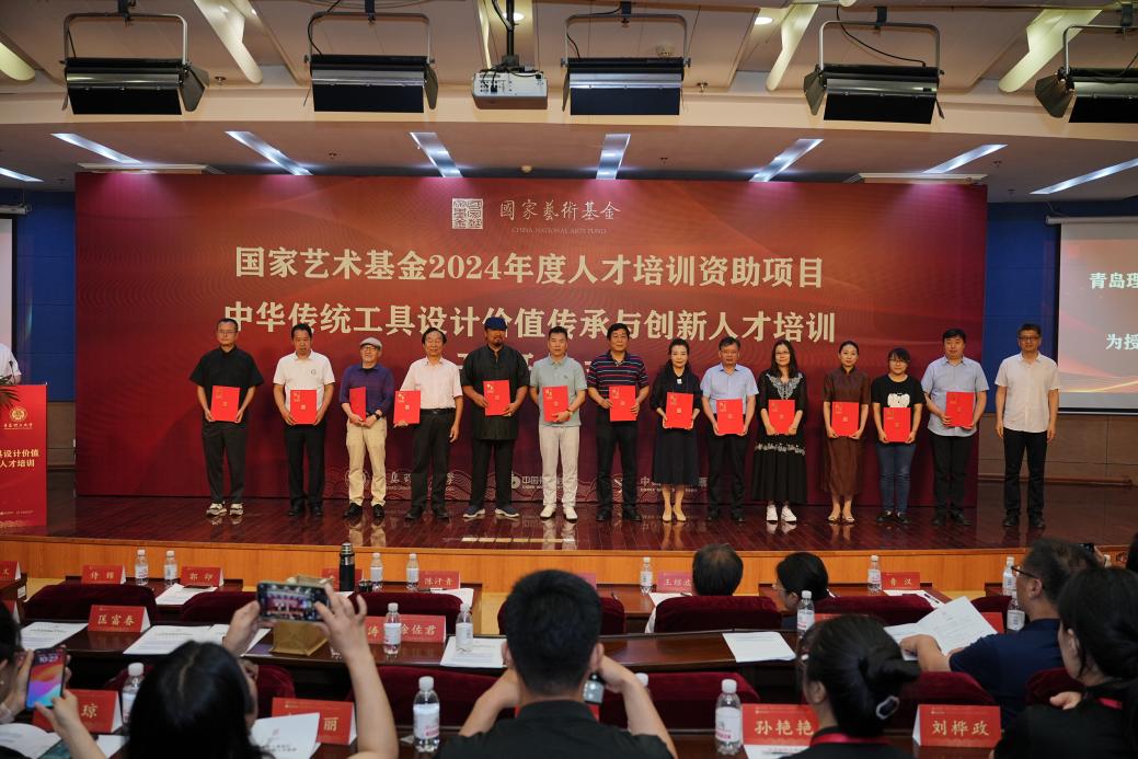 图10 伟德国际1946bv官网人文社科处处长郭印为项目总督学和授课专家颁发聘书