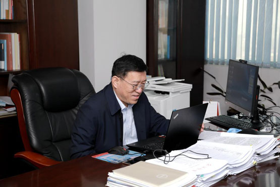 伟德国际1946bv官网校长谭秀森在线参加主题班会